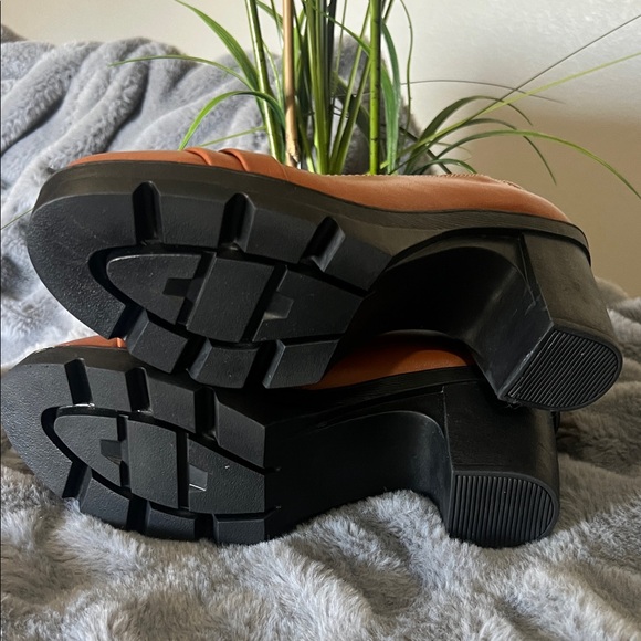 Mary Janes Tan Platform Mid Heels NWOT retail $39 - Picture 5 of 5